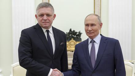 Der russische Präsident Wladimir Putin (r.) empfing am Sonntag den slowakischen Ministerpräsidenten Robert Fico.