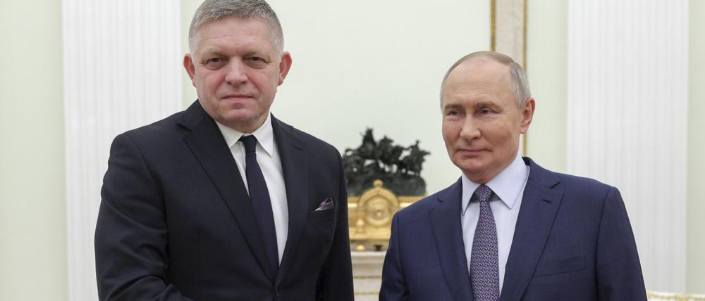Der russische Präsident Wladimir Putin (r.) empfing am Sonntag den slowakischen Ministerpräsidenten Robert Fico.