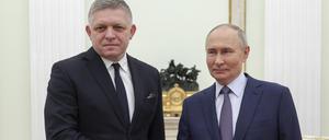 Der russische Präsident Wladimir Putin (r.) empfing am Sonntag den slowakischen Ministerpräsidenten Robert Fico.