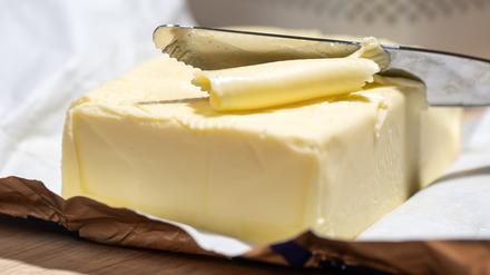 Ein Stück Butter liegt auf einem Tisch. 