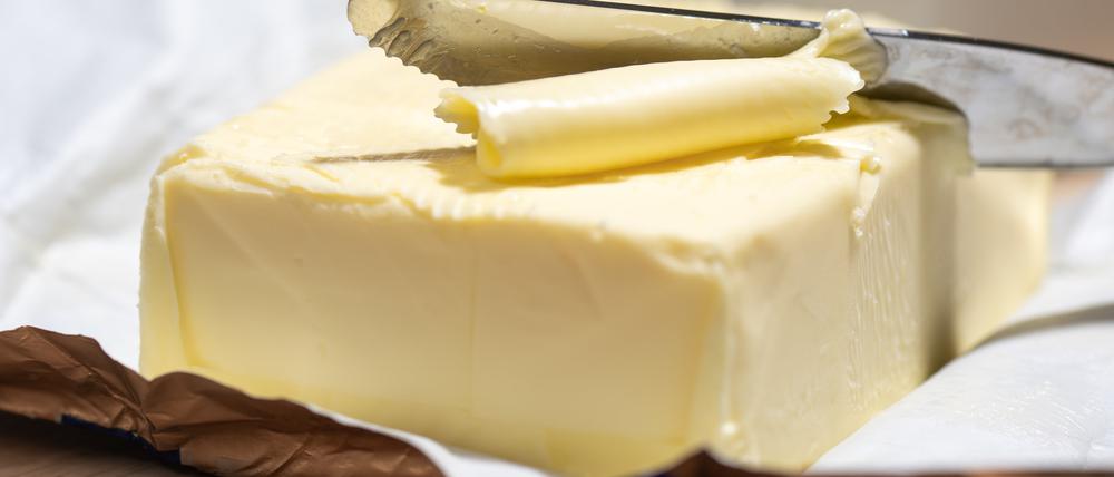 Ein Stück Butter liegt auf einem Tisch.