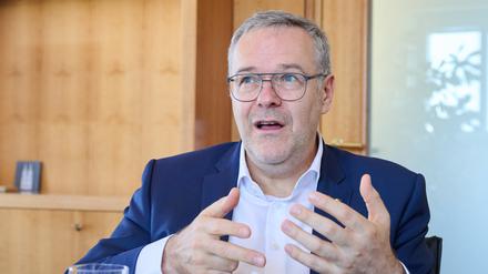 Jörg Dittrich, Handwerkspräsident, spricht in einem Interview im Zentralverband des Deutschen Handwerks. Angesichts des Umbruchs in Syrien und Forderungen einiger deutscher Politiker nach schneller Rückkehr der Menschen hoffen die Arbeitgeber im Handwerk auf den Verbleib ihrer syrischen Mitarbeiter. 