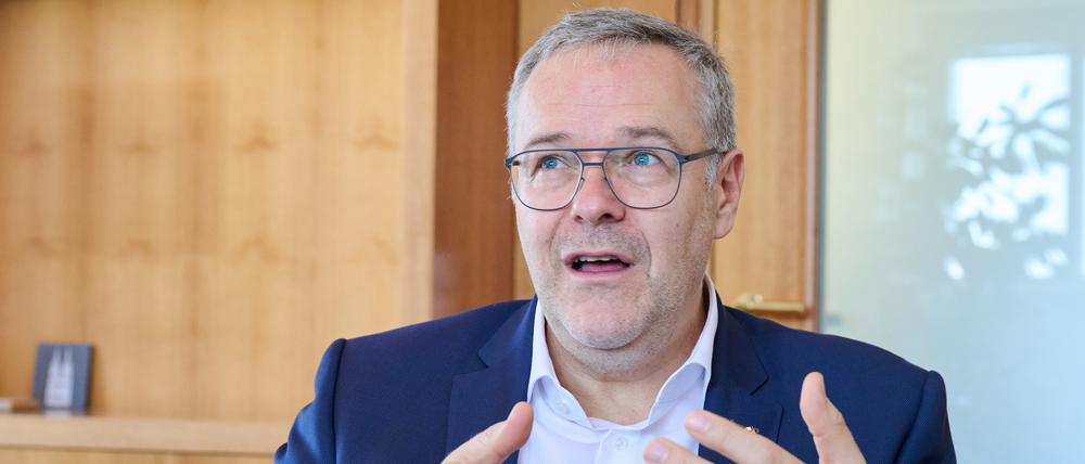 Jörg Dittrich, Handwerkspräsident, spricht in einem Interview im Zentralverband des Deutschen Handwerks. Angesichts des Umbruchs in Syrien und Forderungen einiger deutscher Politiker nach schneller Rückkehr der Menschen hoffen die Arbeitgeber im Handwerk auf den Verbleib ihrer syrischen Mitarbeiter.