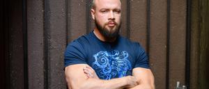 Der Rapper Kollegah, der bürgerlich Felix Blume.  blickt in einem Tonstudio in die Kamera.