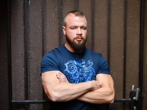 Der Rapper Kollegah, der bürgerlich Felix Blume.  blickt in einem Tonstudio in die Kamera.