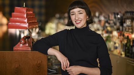 Die Bartenderin Maria Gorbatschova steht in der Green Door Bar in der Winterfeldtstraße in Berlin-Schöneberg. 