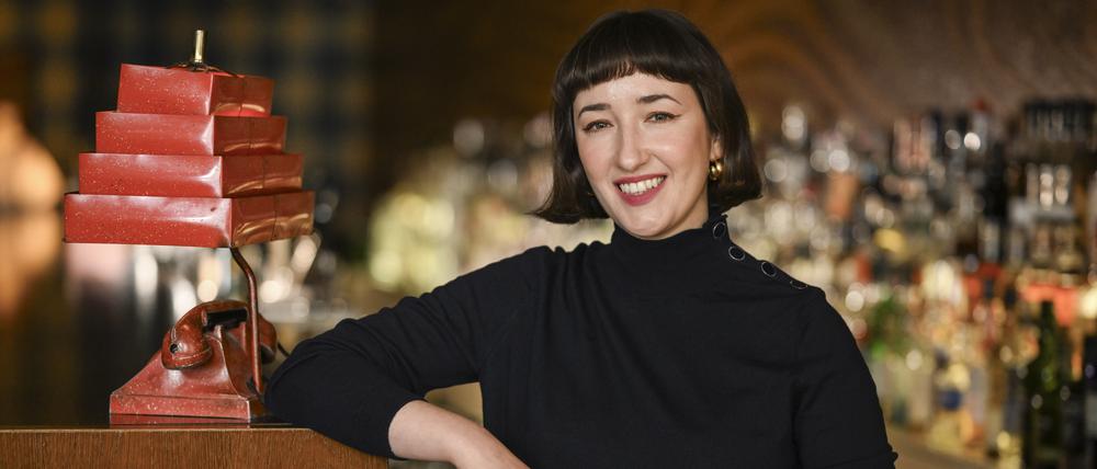 Die Bartenderin Maria Gorbatschova steht in der Green Door Bar in der Winterfeldtstraße in Berlin-Schöneberg. 