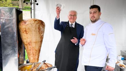 Bundespräsident Frank-Walter Steinmeier (mit Döner) und der Berliner Gastronom Arif Keles bei einem Besuch in der Türkei. 