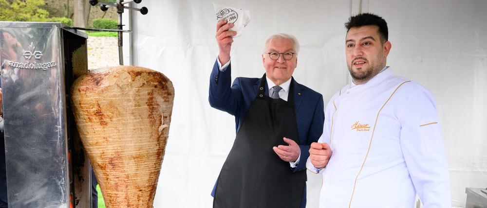 Bundespräsident Frank-Walter Steinmeier (mit Döner) und der Berliner Gastronom Arif Keles bei einem Besuch in der Türkei.