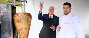 Bundespräsident Frank-Walter Steinmeier (mit Döner) und der Berliner Gastronom Arif Keles bei einem Besuch in der Türkei. 