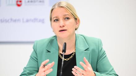 Kathrin Wahlmann (SPD), Justizministerin Niedersachsen, spricht bei einer Kabinettspressekonferenz.