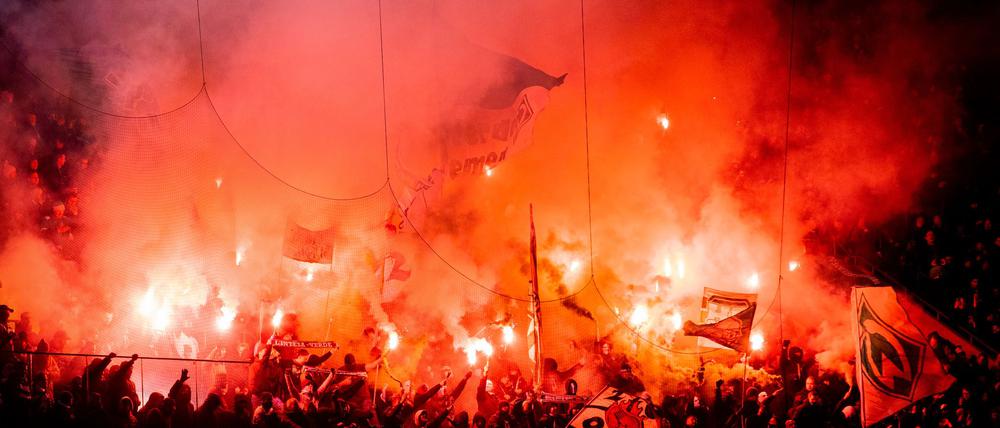 Der DFB hat in der Saison 2023/24 gegen die Vereine aus den ersten drei Ligen Geldstrafen in Höhe von rund 12,5 Millionen Euro verhängt.