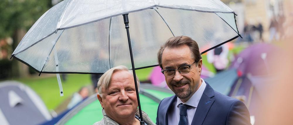 Stehen so gar nicht im Regen, sondern retten dem „Tatort“ seine Stellung als beliebteste TV-Reihe: Axel Prahl und Jan Josef Liefers als Thiel und Boerne vom Münster-„Tatort“.