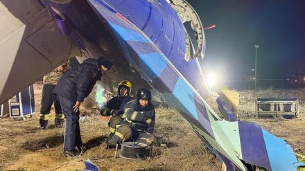 Auf diesem vom Pressedienst des kasachischen Katastrophenschutzministeriums zur Verfügung gestellten Foto arbeiten Rettungskräfte am Wrack der Embraer 190 der Azerbaijan Airlines in der Nähe des Flughafens von Aktau. 