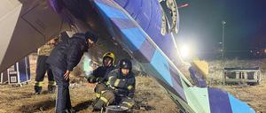 Auf diesem vom Pressedienst des kasachischen Katastrophenschutzministeriums zur Verfügung gestellten Foto arbeiten Rettungskräfte am Wrack der Embraer 190 der Azerbaijan Airlines in der Nähe des Flughafens von Aktau. 