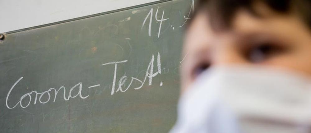 Schnelltests sollen Infektionen an Schulen vorbeugen. 
