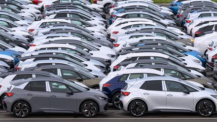 Neuwagen stehen zur Auslieferung auf einem Parkplatz auf dem Werksgelände von Volkswagen. Das Zwickauer Werk fertigt ausschließlich vollelektrische Fahrzeuge der VW Konzernmarken. 