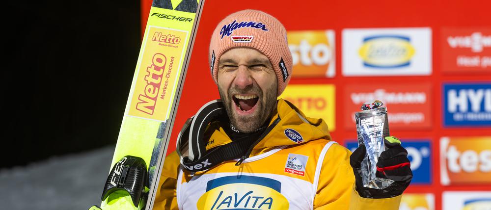 Pius Paschke steht in der Auslaufzone der Hochfirstschanze in Titisee-Neustadt und bejubelt seinen Sieg.