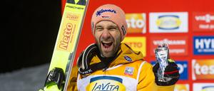 Pius Paschke steht in der Auslaufzone der Hochfirstschanze in Titisee-Neustadt und bejubelt seinen Sieg. 