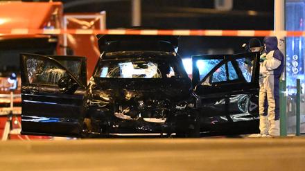 Die Spurensicherung arbeitet an einem Auto, mit dem ein Täter in eine Menschenmenge auf dem Weihnachtsmarkt in Magdeburg gefahren sein soll. Auf dem Weihnachtsmarkt in Magdeburg ist ein Autofahrer in eine Menschengruppe gefahren.