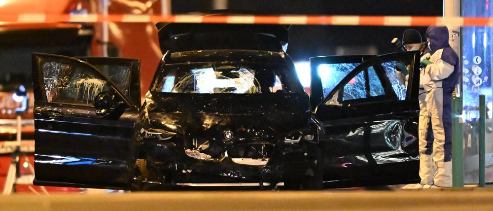 Die Spurensicherung arbeitet an einem Auto, mit dem ein Täter in eine Menschenmenge auf dem Weihnachtsmarkt in Magdeburg gefahren sein soll. Auf dem Weihnachtsmarkt in Magdeburg ist ein Autofahrer in eine Menschengruppe gefahren.