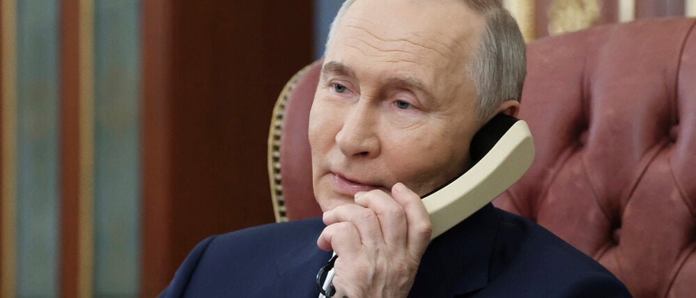 24.12.2024, Russland, Sankt Petersburg: Der russische Präsident Wladimir Putin telefoniert in St. Petersburg mit Margarita Rutsinskaya, einem Mädchen aus der Region Belgorod, im Rahmen der landesweiten Wohltätigkeitsaktion „Weihnachtsbaum der Wünsche“, bei der Kindern Weihnachtswünsche erfüllt werden.