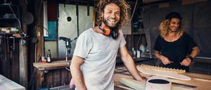 Um im Job glücklich zu werden, muss man nicht immer studieren. Viele Menschen schätzen die Arbeit im Handwerk.