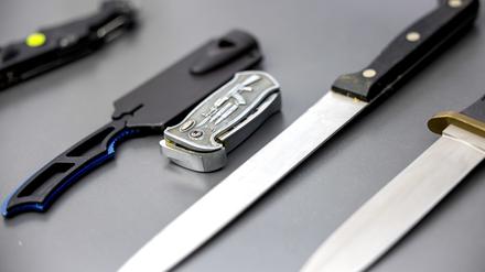 Auf einem Tisch liegen von der Polizei sichergestellte Stichwaffen. 