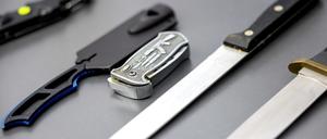 Auf einem Tisch liegen von der Polizei sichergestellte Stichwaffen.