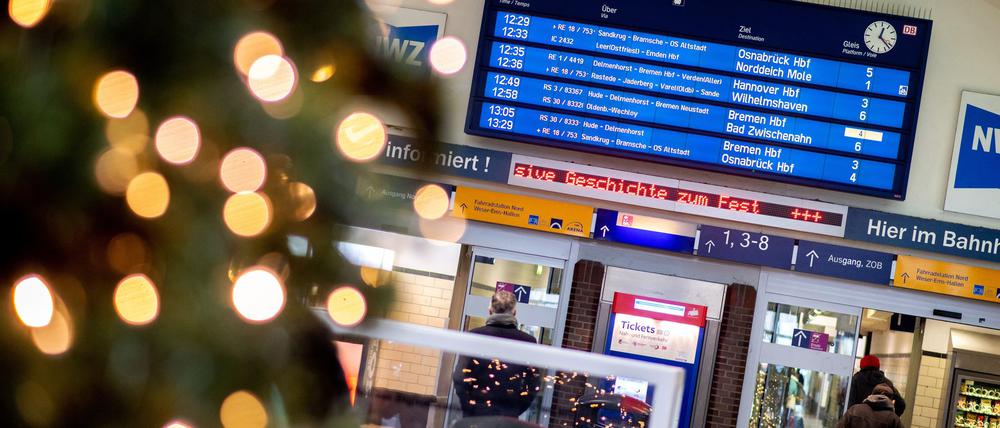 Rund 4,9 Millionen Fahrgäste waren über Weihnachten im Fernverkehr der Deutschen Bahn unterwegs. (Archivbild)