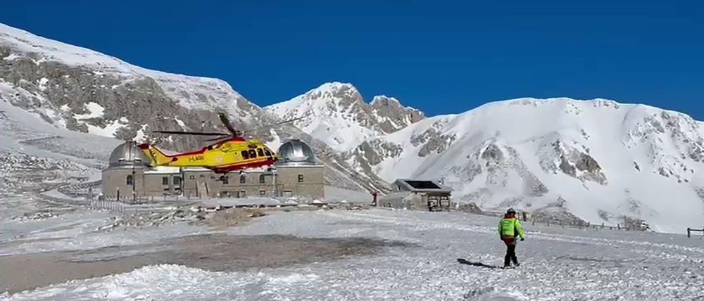 Ein Hubschrauber sucht in den italienischen Abruzzen nach zwei vermissten Bergsteigern im Massiv Gran Sasso. Die Leichen der beiden Männer wurden am Freitag entdeckt.