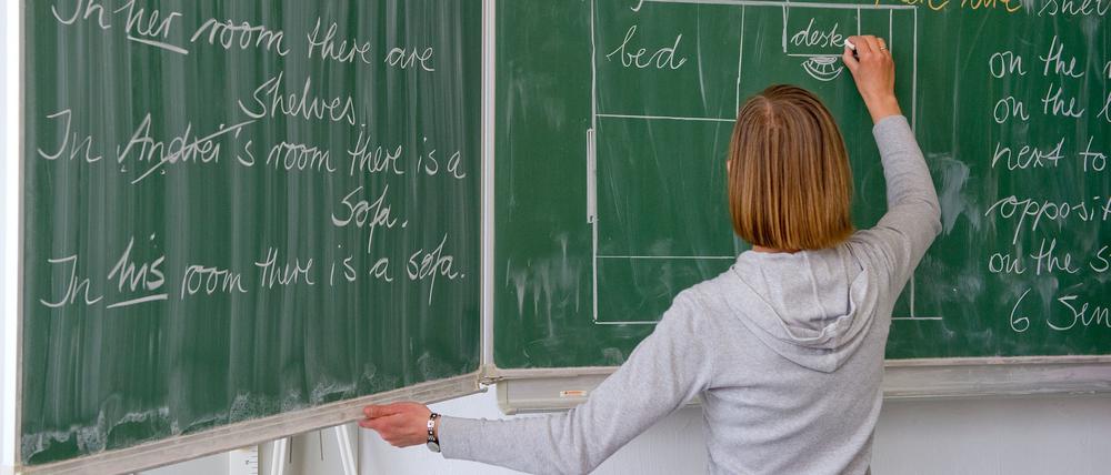 Eine Englisch-Lehrerin in einer Grundschule. Viele Kollegen sind Seiteneinsteiger, ohne die kaum eine Schule in Brandenburg auskommt.