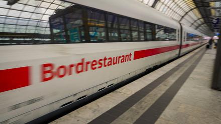 ICE-Fahrtunterbrechung in Berlin-Spandau: Auf den Gleisen lief ein Mann herum.