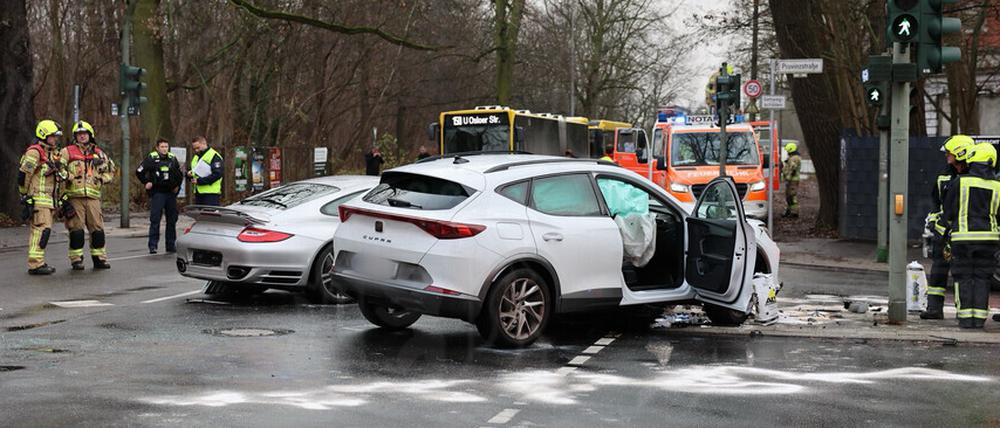 Feuerwehrleute stehen um die beiden Autowracks herum.