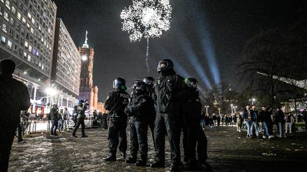 Polizisten in der Silvesternacht 2023 / 2024 am Alexanderplatz.