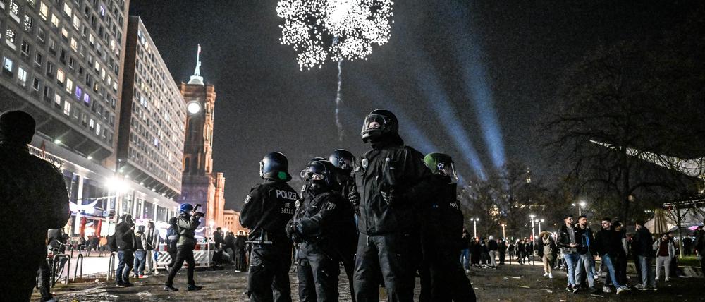 Polizisten in der Silvesternacht 2023 / 2024 am Alexanderplatz.