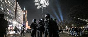 Polizisten in der Silvesternacht 2023 / 2024 am Alexanderplatz.
