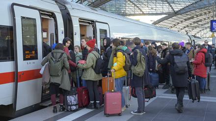 Passagiere vor einem ICE der Deutschen Bahn am Berliner Hauptbahnhof. 