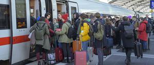 Reisende steigen am Hauptbahnhof Berlin in einen Zug.