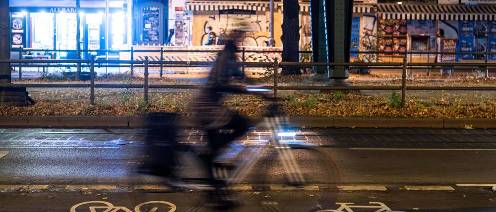 Ein Radfahrer fährt auf der Schönhauser Allee.