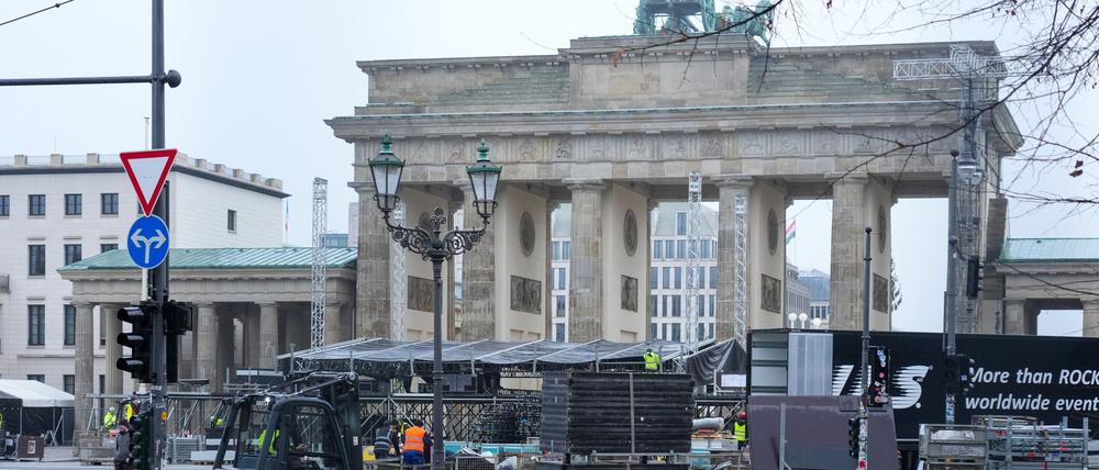 Die Polizei wird zum Jahreswechsel auch am Brandenburger Tor verstärkt im Einsatz sein.