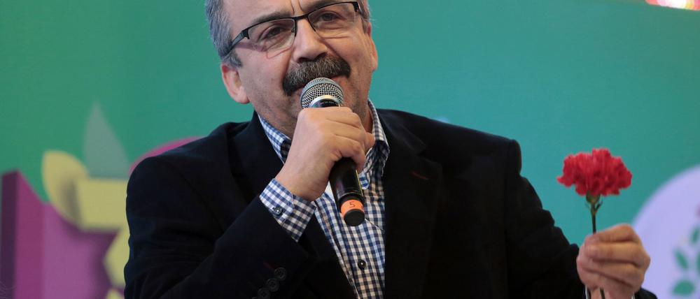 Sirri Süreyya Önder gehört zu den prokurdischen Politikern, die den inhaftierten PKK-Anführer Öcalan besuchen dürfen. (Archivbild)