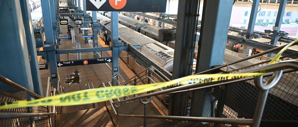 Die abgesperrte Station im New Yorker Stadtteil Brooklyn gehört zum bekannten Ausflugsziel Coney Island.