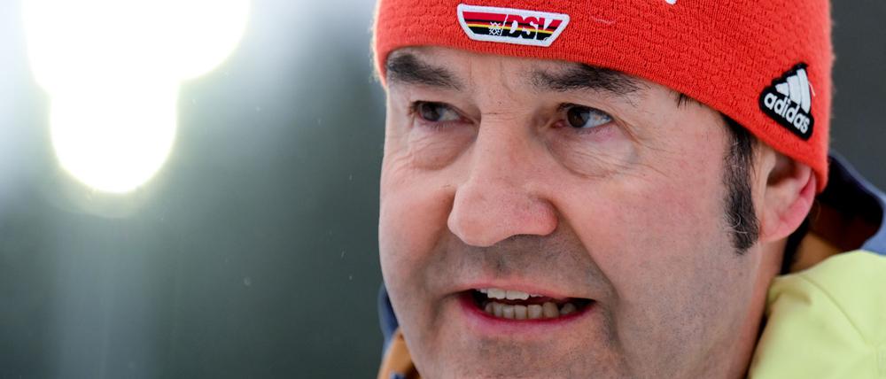 Horst Hüttel hofft auf eine baldige Vierschanzentournee auch für die Skispringerinnen.