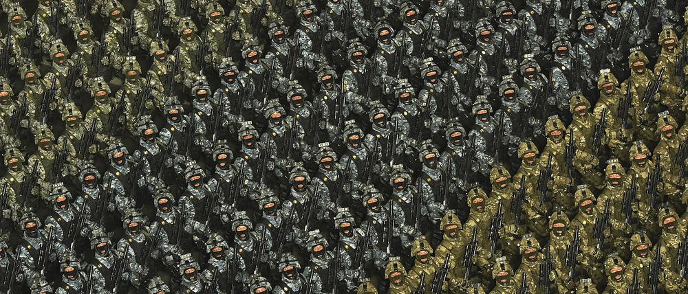Auf diesem von der nordkoreanischen Regierung über die Koreanische Zentrale Nachrichtenagentur (KCNA) verbreiteten Foto marschieren Soldaten während einer Militärparade in Nordkorea.