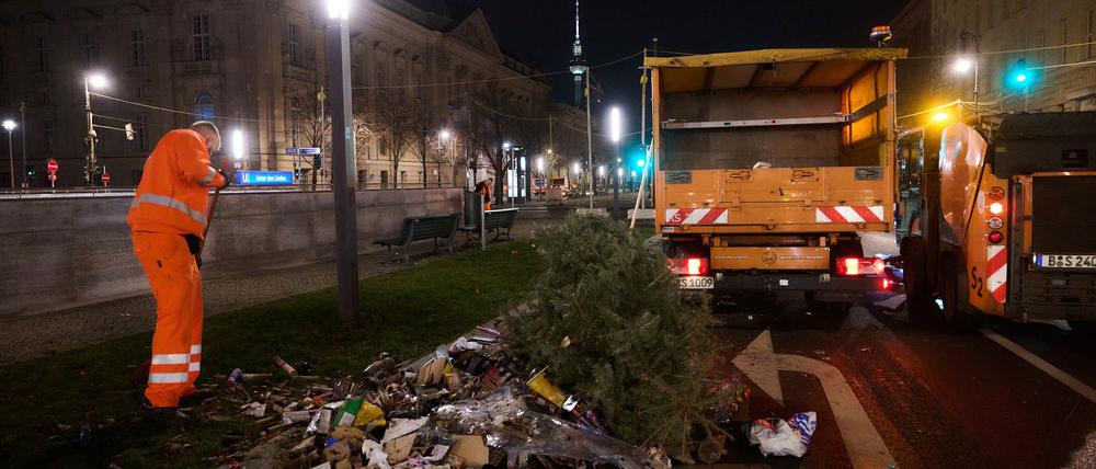 500 BSR-Beschäftigte beseitigen am Neujahrstag den Müll der Silvesternacht. (Archivbild)