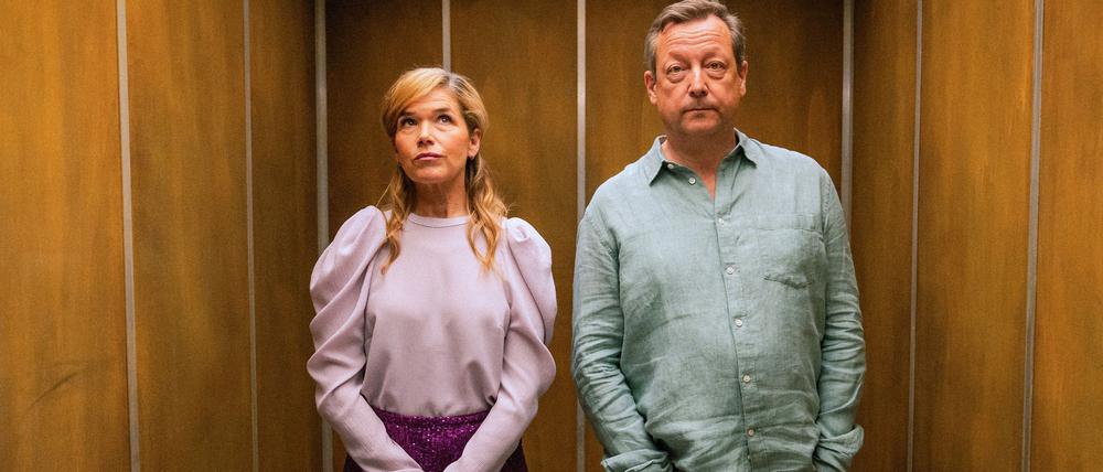 Bettina (Anke Engelke) möchte noch schnell Martins (Matthias Brandt) hochgelobte Dachterrasse besichtigen, bevor sie gemeinsam in das neue Jahr feiern.