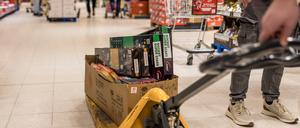 In einem Supermarkt wird ein Karton mit Feuerwerk durch die Regalreihen gefahren. Am heutigen Tag beginnt der Verkauf von Silvesterfeuerwerk. Bis zum Silvestertag werden Böller, Raketen und Feuerwerksbatterien bis zur Kategorie F2 offiziell im Handel angeboten.