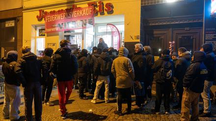 Zum Start des Feuerwerkverkaufs sind erste Käufer bereits in der Nacht unterwegs gewesen.