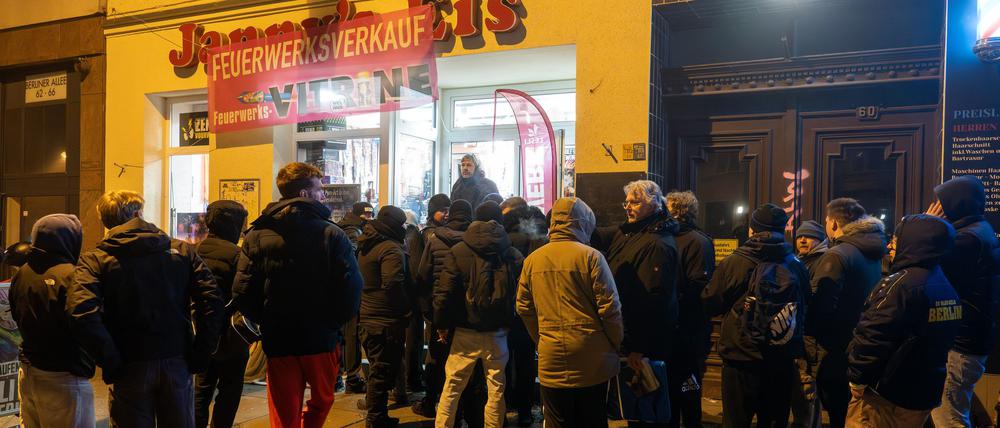 Zum Start des Feuerwerkverkaufs sind erste Käufer bereits in der Nacht unterwegs gewesen.